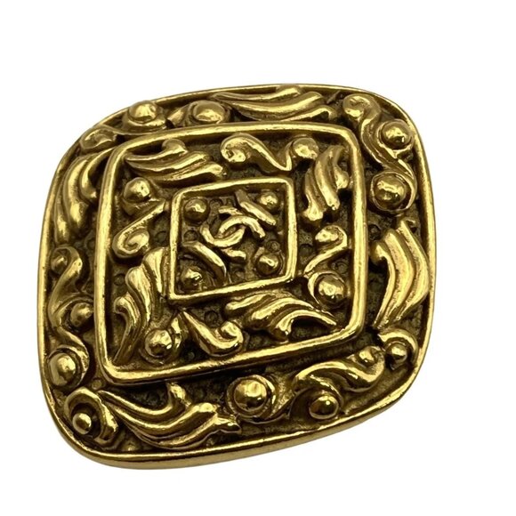 CHANEL - Gold Hardware Brooch 581-081625 - Picture 1 of 3